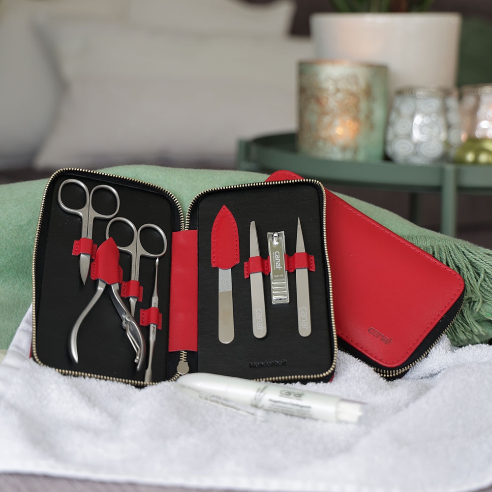 manicure case with 8 instruments