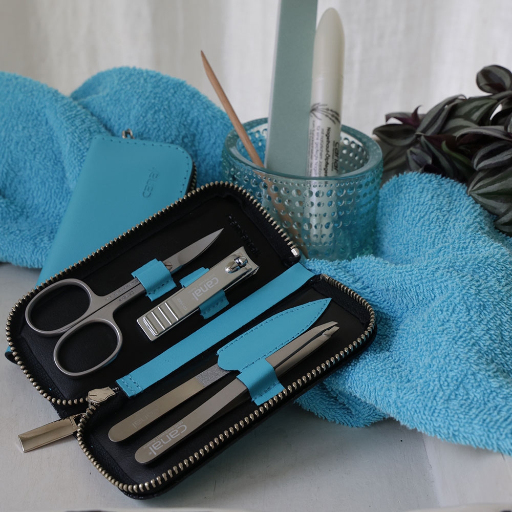 manicure case with 4 instruments