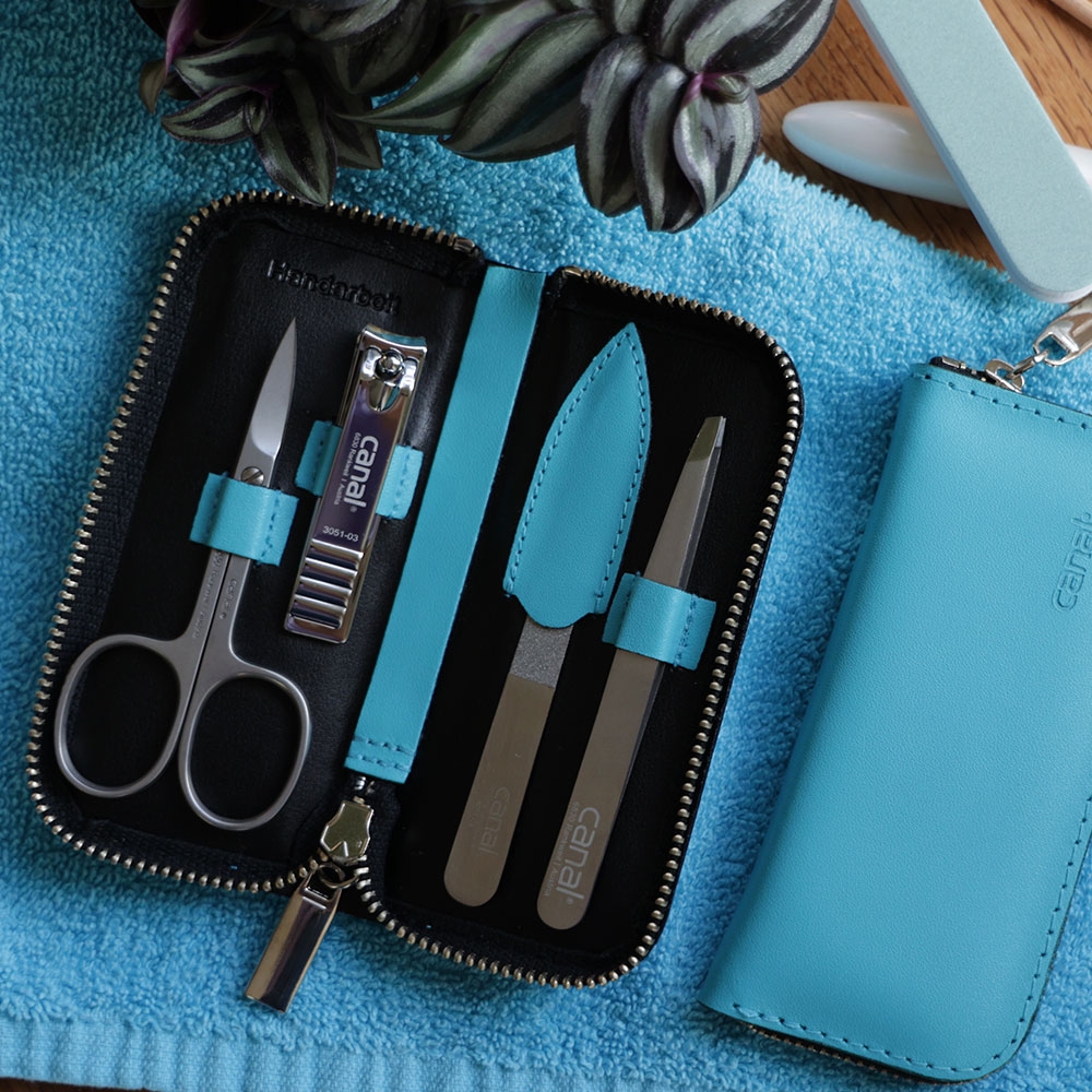 manicure case with 4 instruments