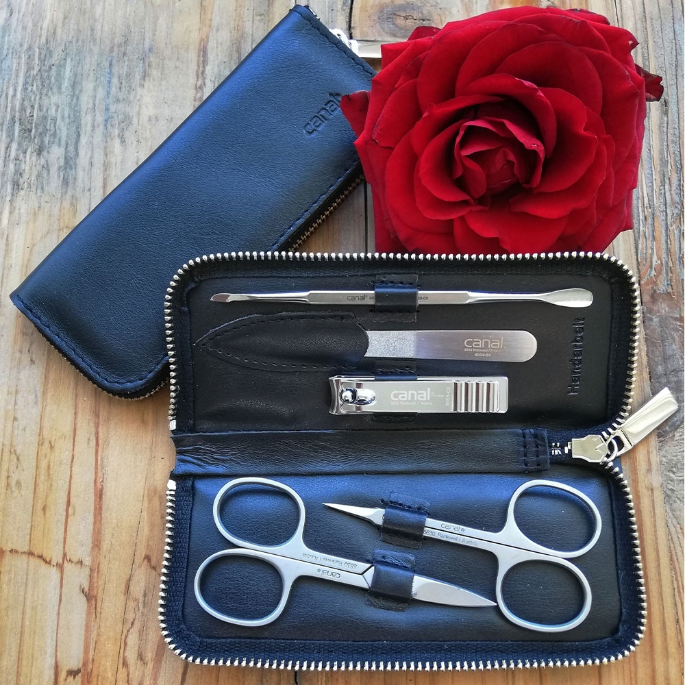 manicure case with 5 instruments